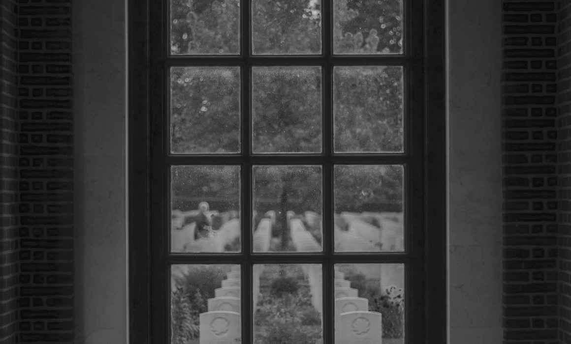 IMG 4621 door raam zwart wit 1160x700 - Glas-en-Lood